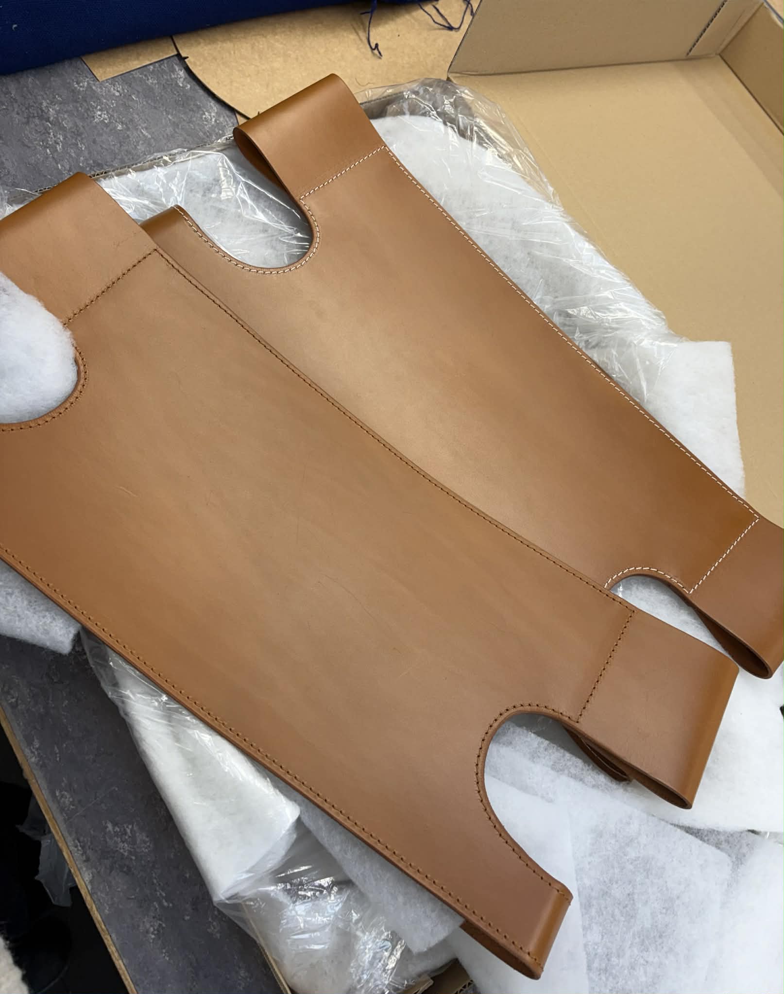 Cognac rygge med cognacfarvet tråd/hvid kontrast